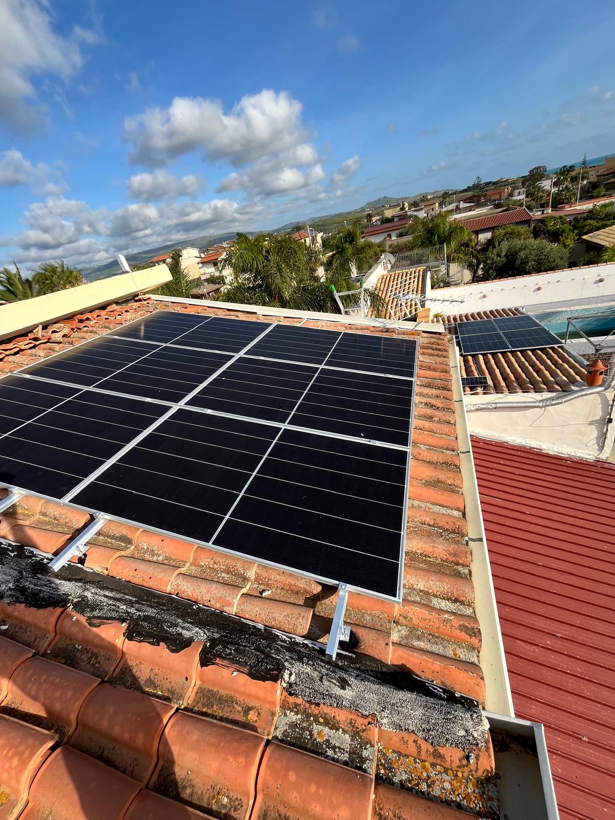 Fotovoltaico + accumulo su tetto a falda in Villaggio Mosè (AG)